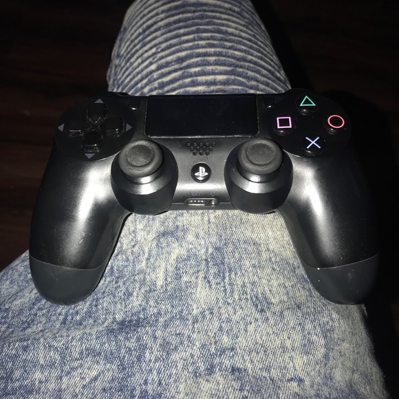 PS4 - Picture 4 of 4